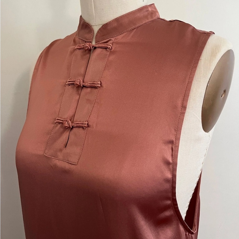 Elegant Sleeveless Dress in Rust